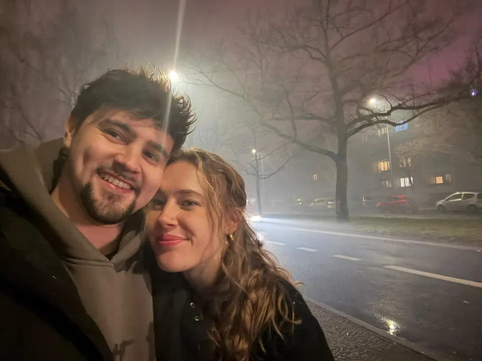 Wir beide zusammen an einem nebligen Abend